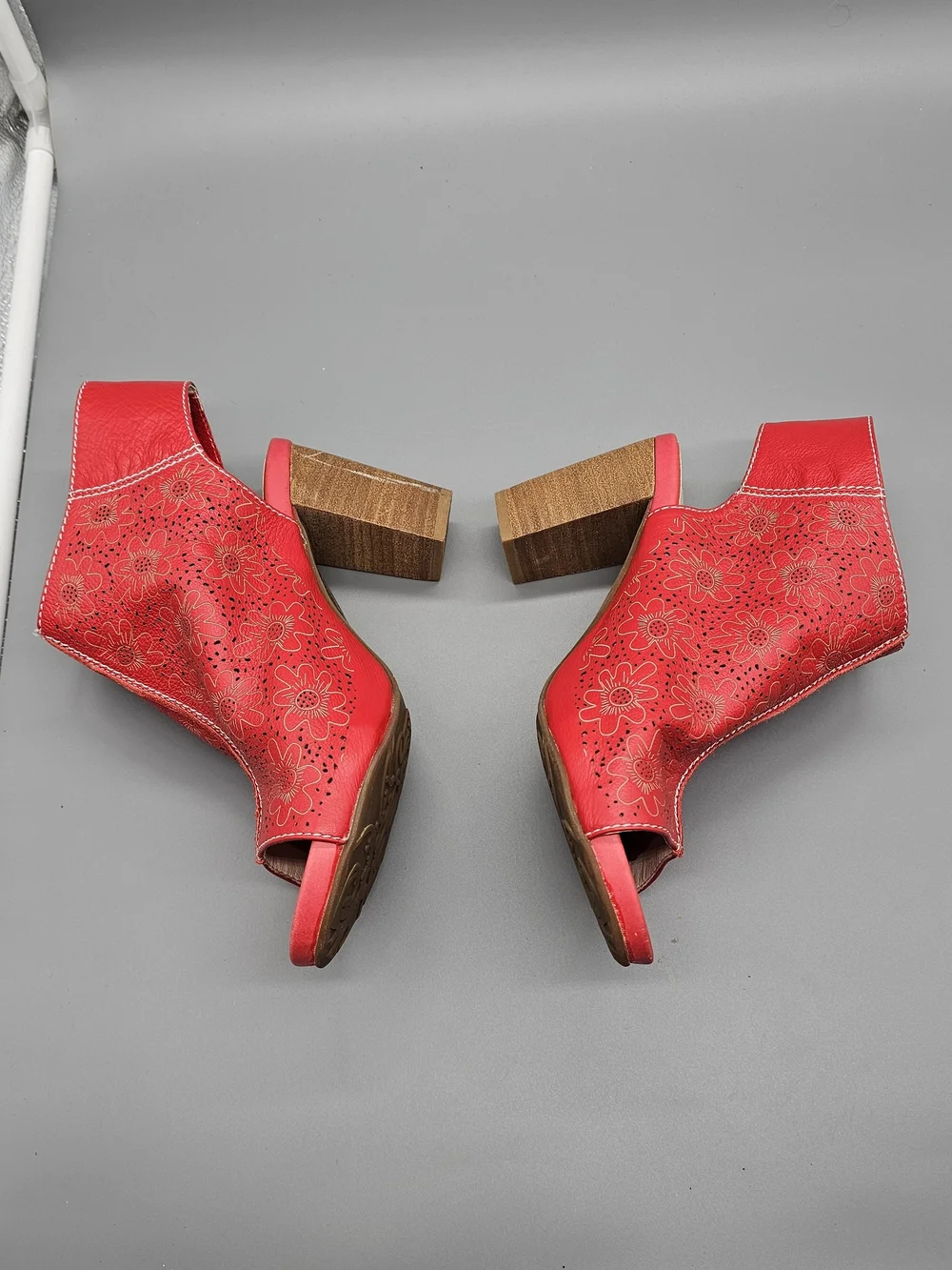 L'ATISTE Red Floral Cutout Peep-Toe Slingback Sandals